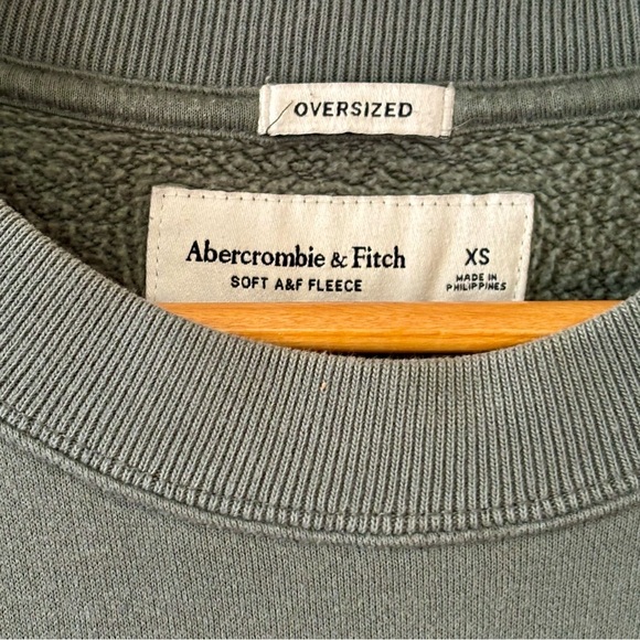 Abercrombie & Fitch| Cozy Oversized Green Distressed Embroidered Fleece Top Sz S - Picture 4 of 5